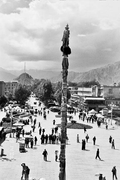 B&W-In Jokhang plaza.jpg